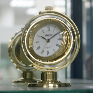 Часы кварцевые настольные, на карданном механизме, латунные - купить с доставкой по Москве и России